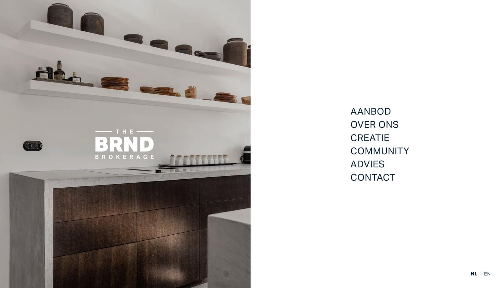Webontwerp voor The BRND Brokerage: menupagina met het logo over een interieurfoto