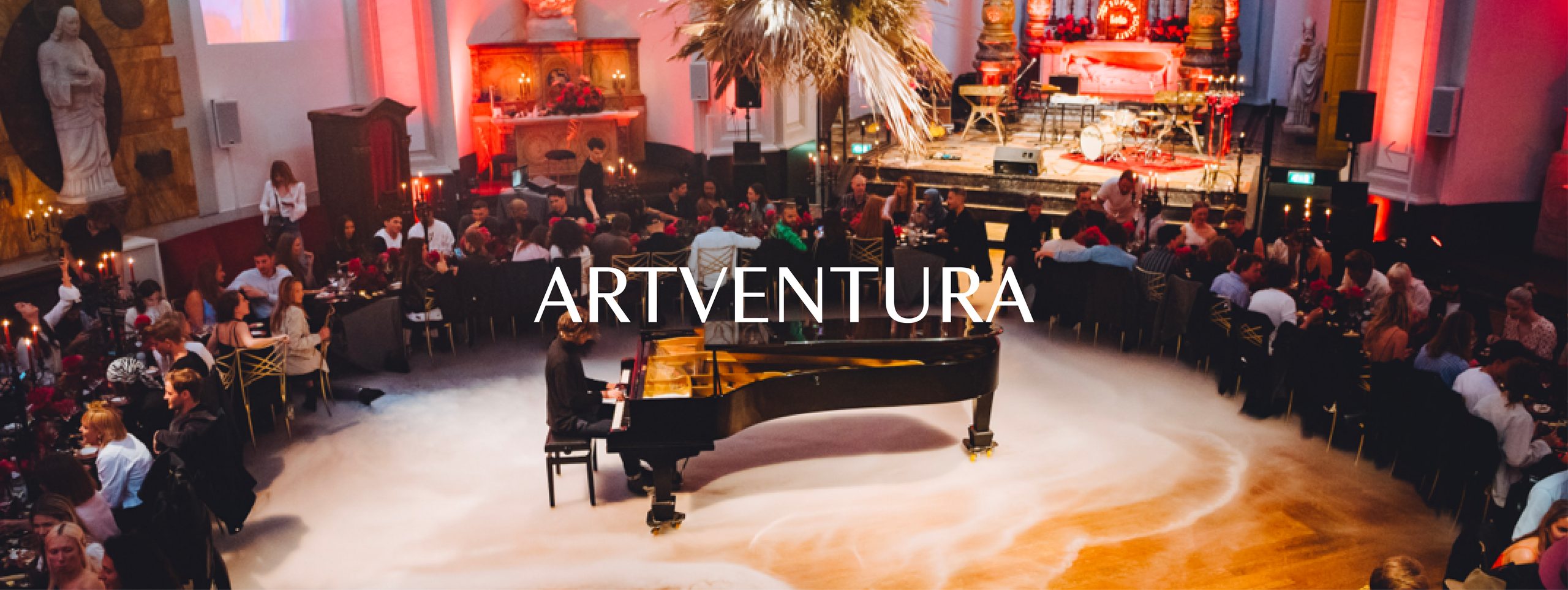 Evenement van Artventura in een kerk, met een vleugel op de dansvloer