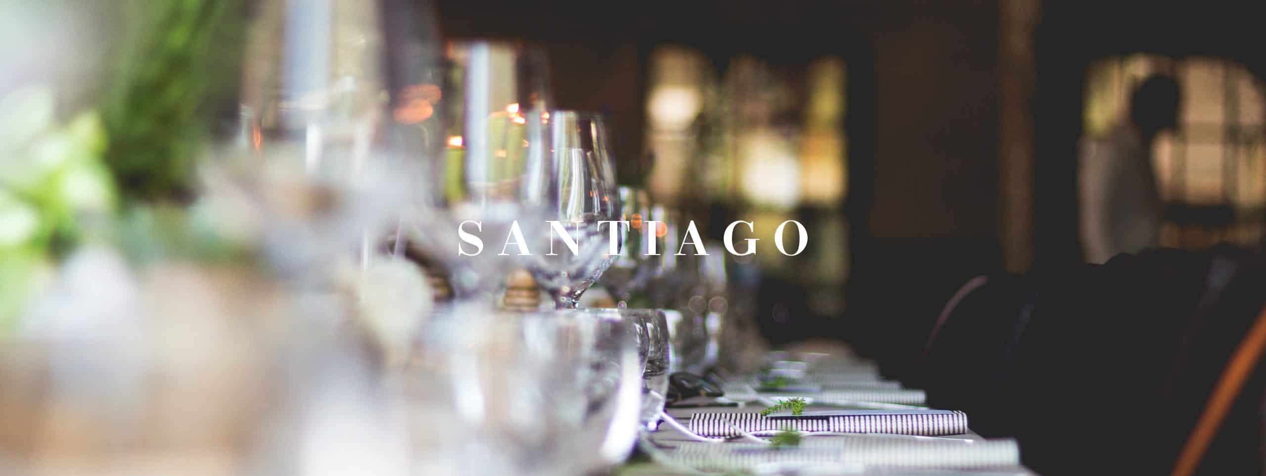 Gedekte tafel met wijnglazen in Brasserie Santiago