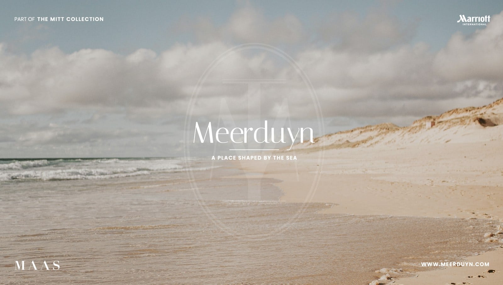 Merkbeeld voor Hotel Meerduyn: het woordmerk over een foto van strand en duinen