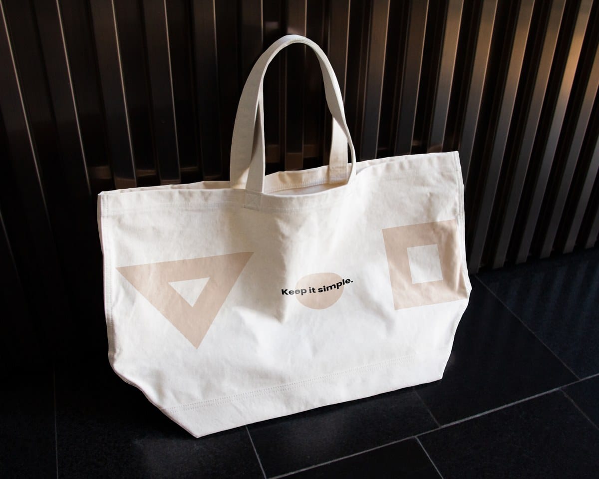 Canvas tas met de logovormen en de tekst Keep it simple