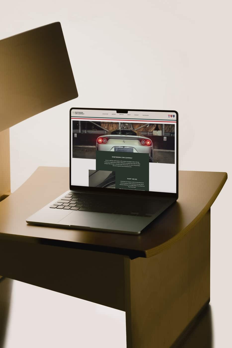 Website van Amsterdam Car Company op een laptop op een houten stoel