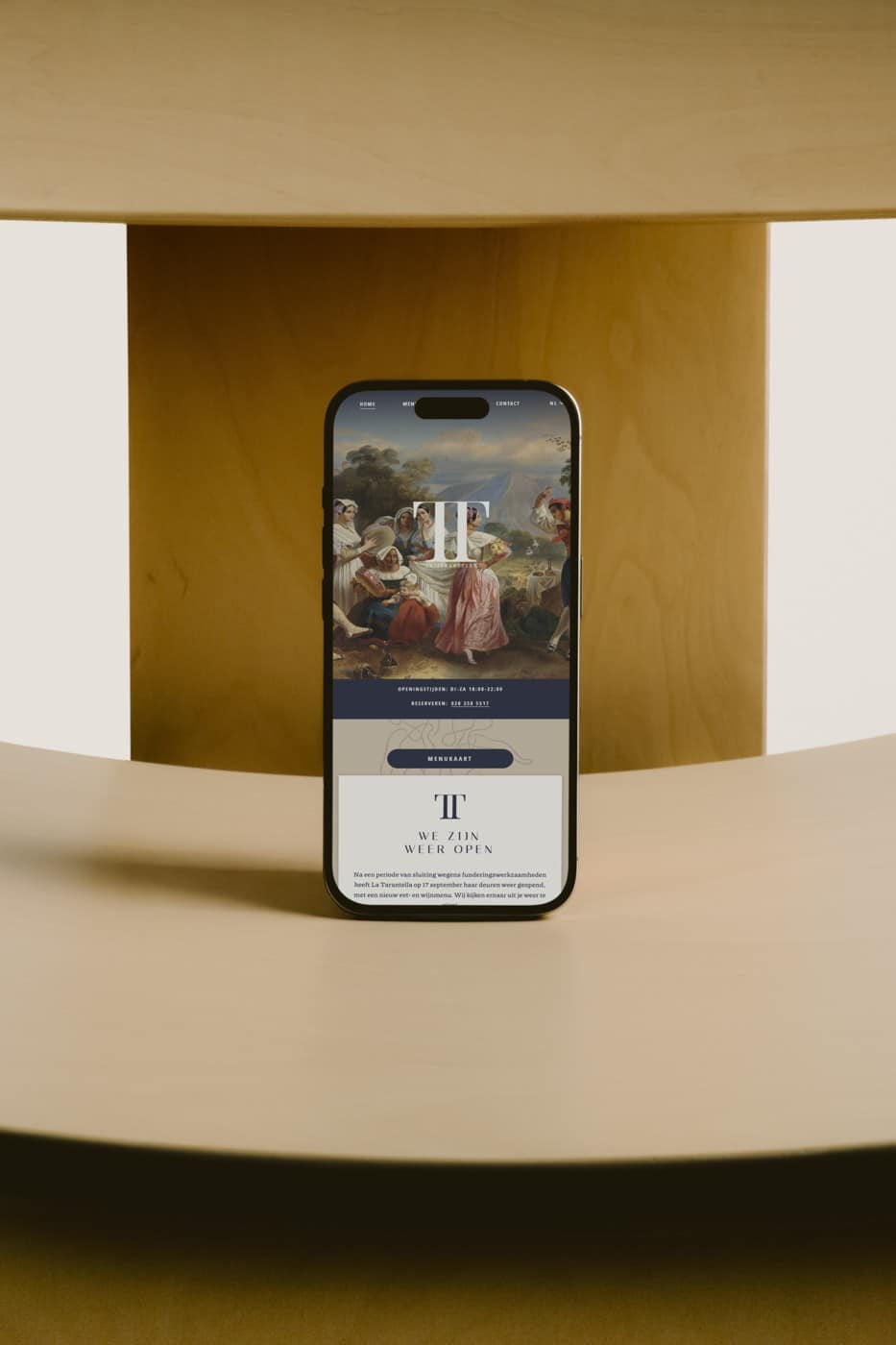 Website van La Tarantella op een telefoon, met de prent van dansende Italianen
