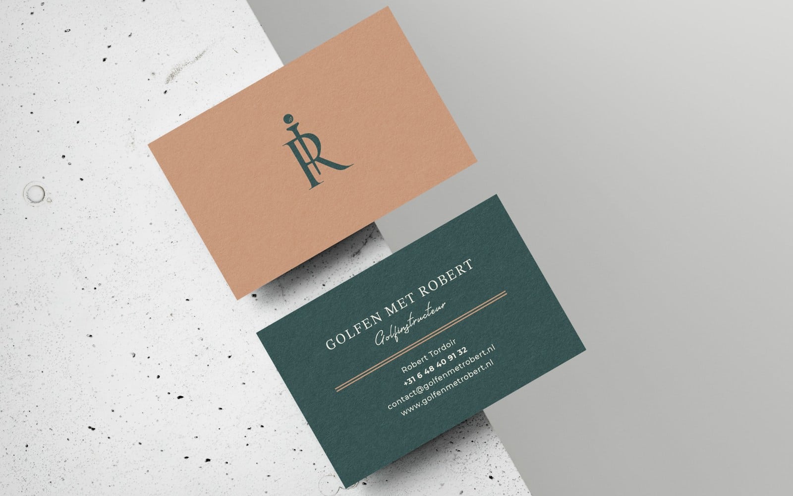 Visitekaartjes van Golfen met Robert: het R-monogram met tee in groen op terracotta