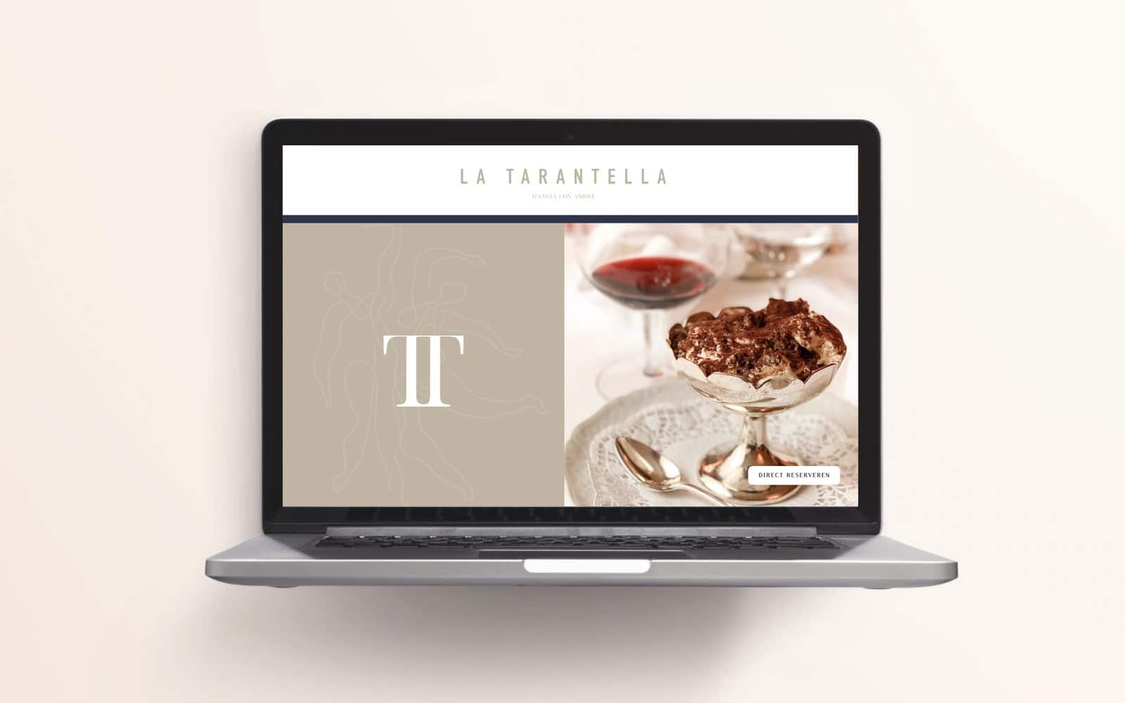 Website van La Tarantella op een laptop, met het dubbele T-logo en de dansers op de achtergrond
